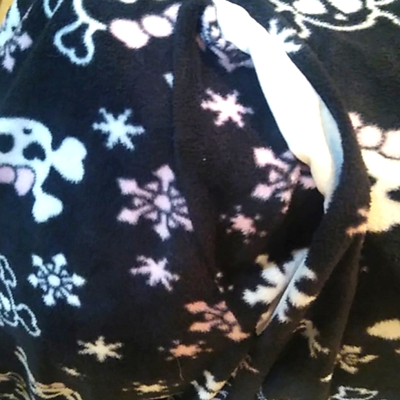 Katnap Black with Skulls with Bows Onzie - Picture 10 of 12